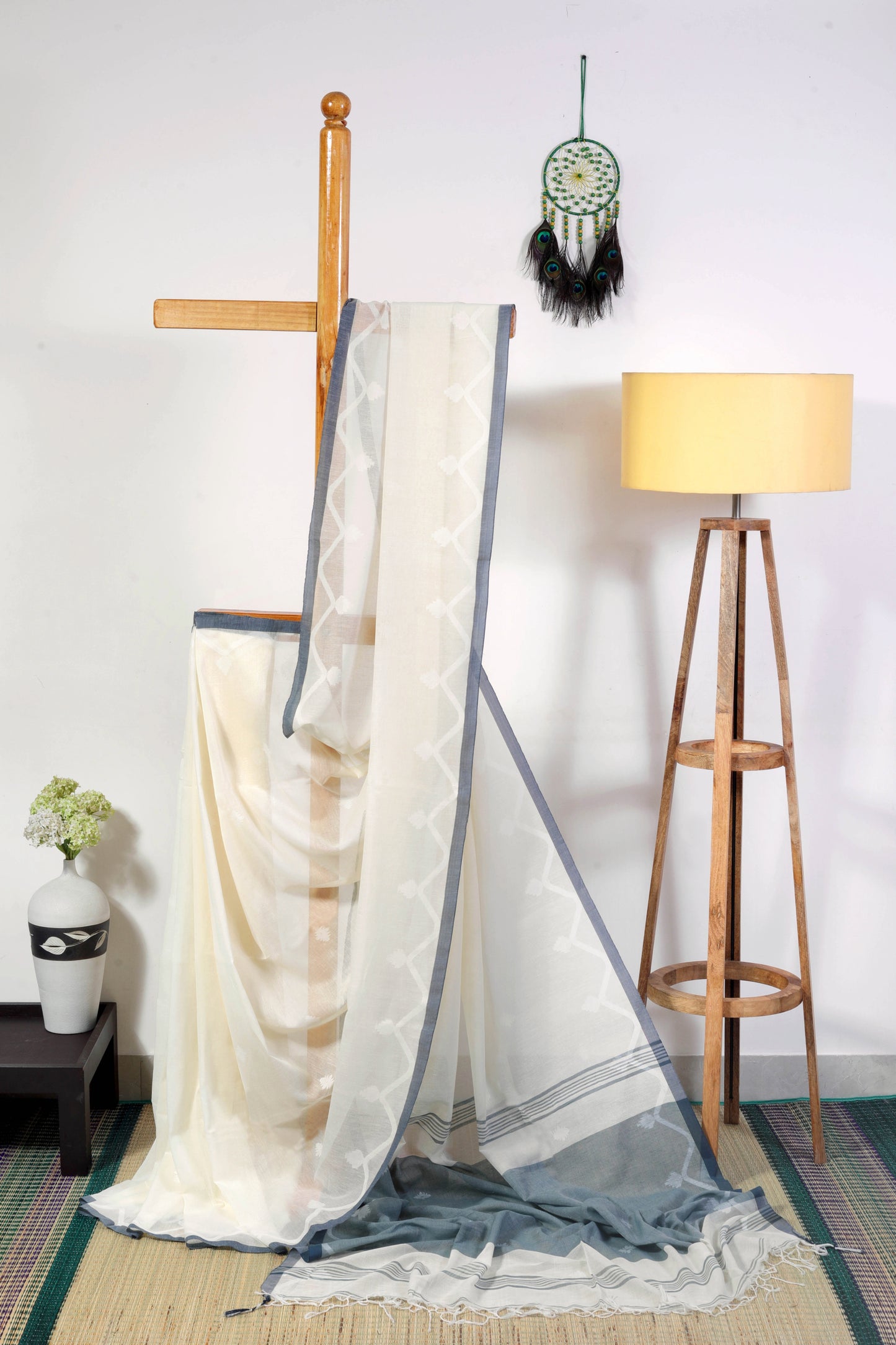 Soft Cotton - Off white and grey Temple border