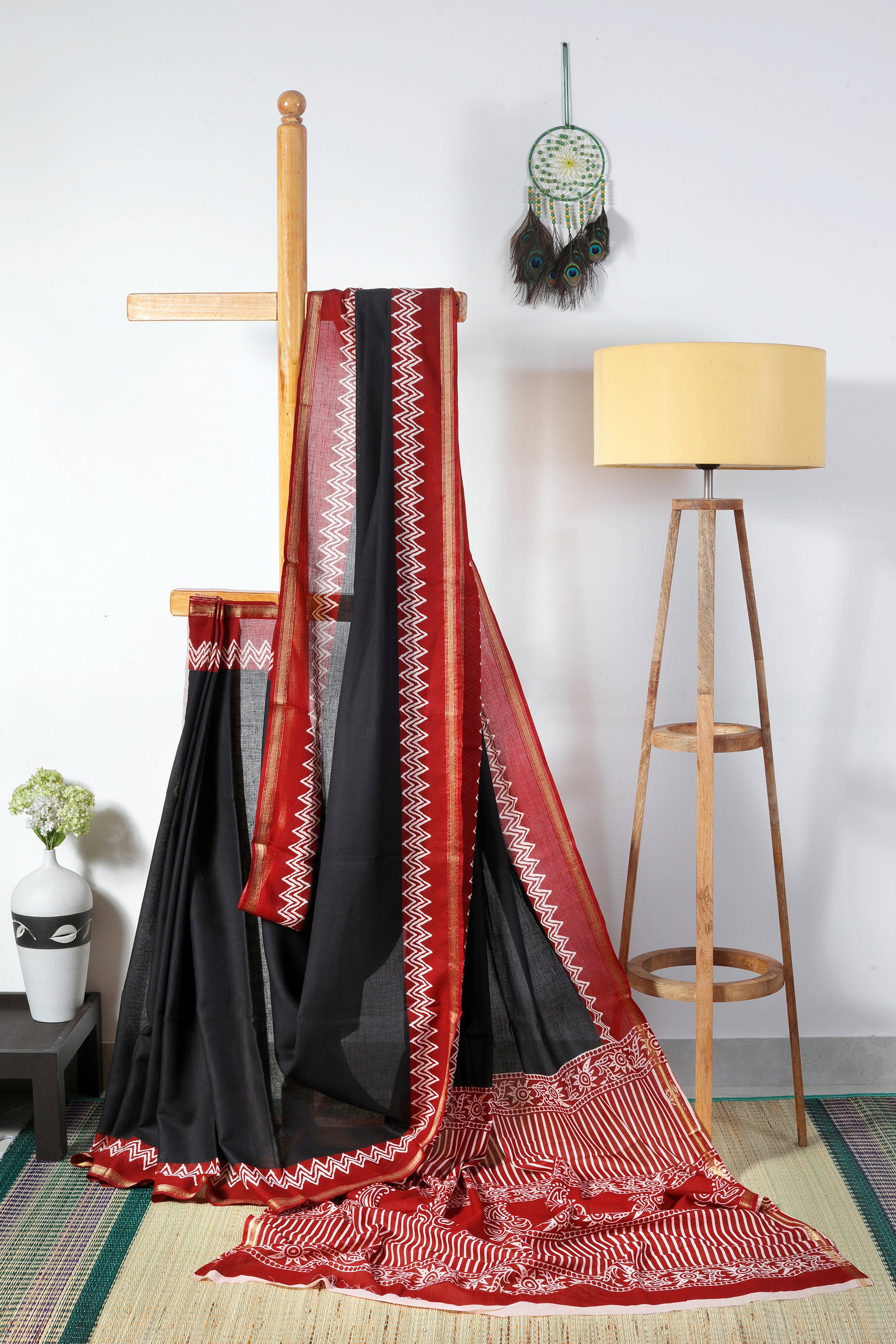 plain black mul cotton body, paired with a maroon border featuring zigzag beige prints and a touch of zari, gives it a perfect balance of boldness, texture, and tradition.